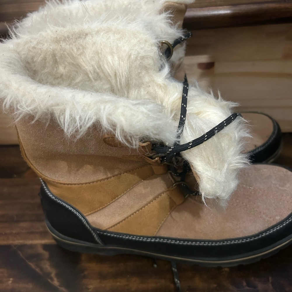 Champion Women's Tan and Black Winter Boots